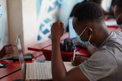 Quels sont les avantages que présentent les sites d'actualité ?
