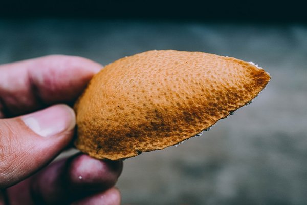 Comment éplucher une pomme de terre douce ?
