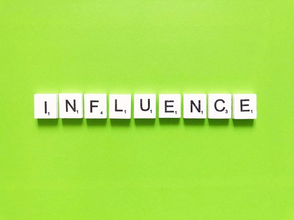 Quel est l'impact des réseaux sociaux sur la reconnaissance des jeunes artistes ?